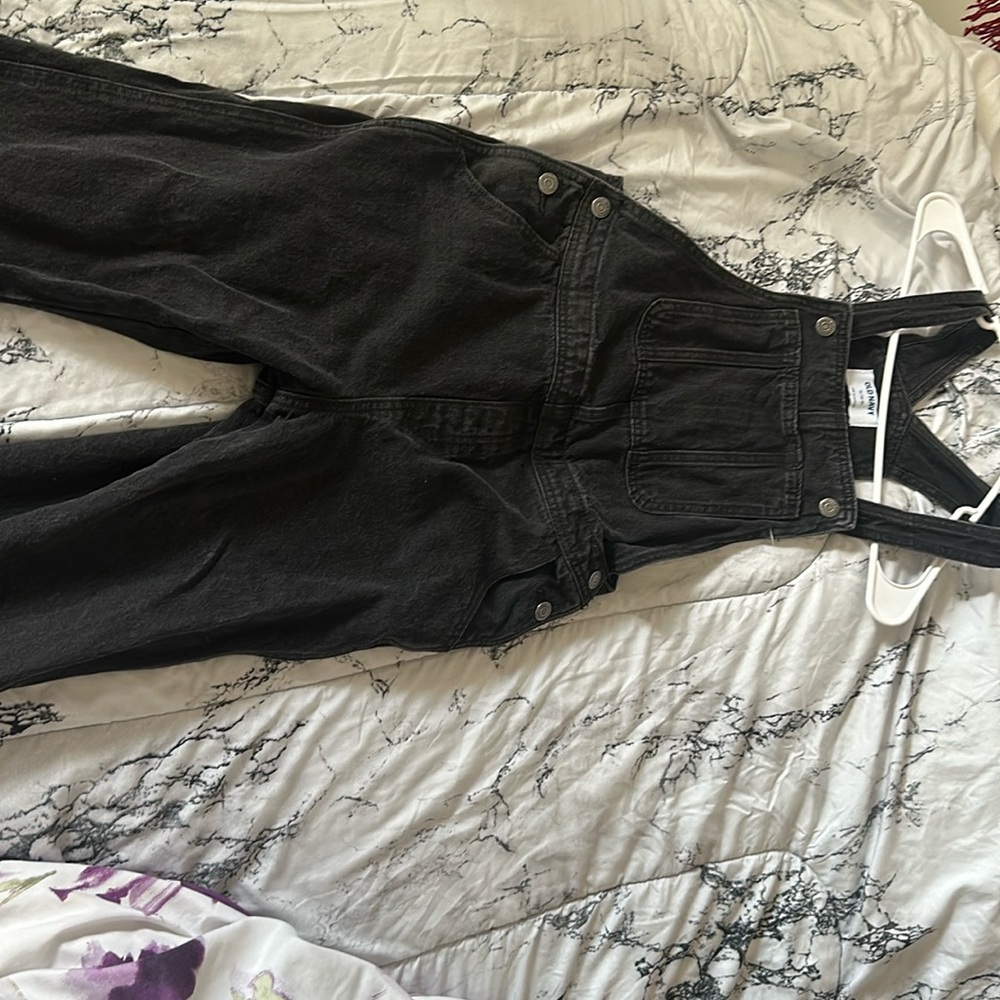 I am selling overalls, which I purchased at old navy in the color black